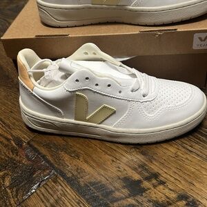 Veja brand new! Size US 7 women